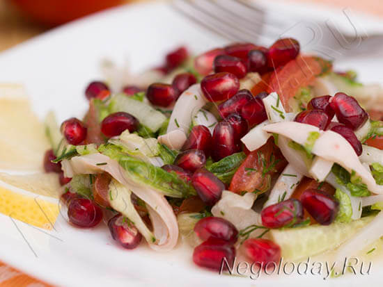 Низкокалорийный салат с кальмарами – деликатес, полезный для здоровья!